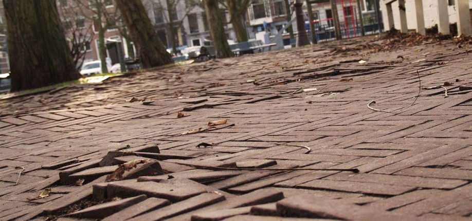 Losliggende klinkers zorgen voor gevaarlijke situaties in het wegdek van Amsterdam