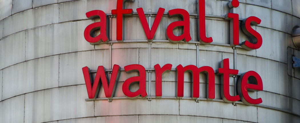 Afbeelding bij het onderzoek Grip op Westpoort Warmte. Een van de torens van de warmtecentrale in Amsterdam waarop 'Afval is warmte' staat