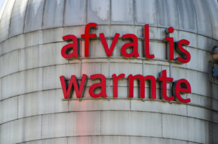 Afbeelding bij het onderzoek Grip op Westpoort Warmte. Een van de torens van de warmtecentrale in Amsterdam waarop 'Afval is warmte' staat