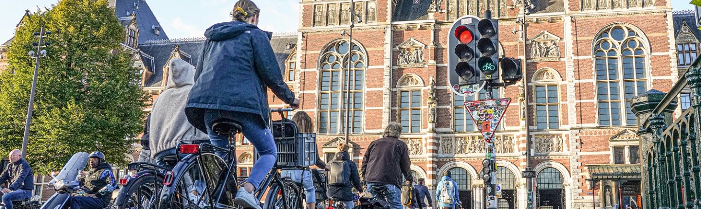 Een stroom fietsers richting het Rijksmuseum in Amsterdam